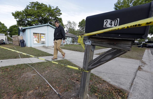 Engenheiro em frente à casa onde buraco surgiu nesta sexta-feira (1º) na Flórida (Foto: AFP)