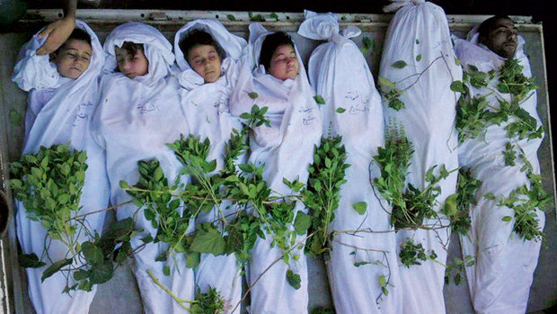 EXECUTADOS - O último massacre, no dia 25, em Daraya, nos arredores de Damasco, fez centenas de vítimas, entre as quais diversas crianças. Na foto, sete dos mortos são preparados para o funeral