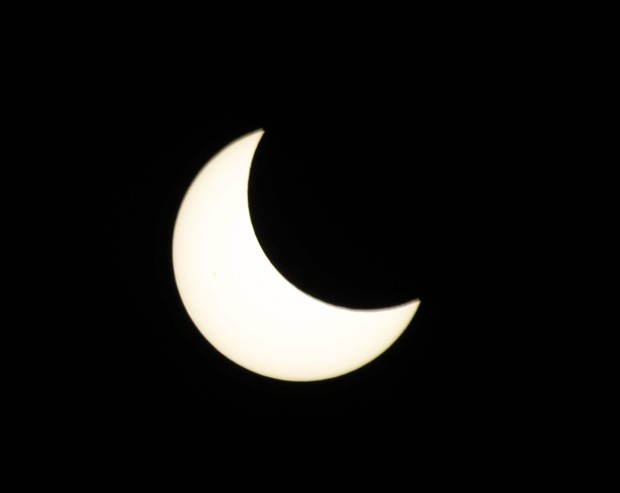 Parte do eclipse solar, fotografado em Tóquio (Foto: Kim Kyung-Hoon / Reuters)