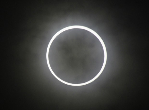 O fenômeno, quando a lua e o sol se alinham com a Terra, visto a partir da escola Hirai Daini em Tóquio (Foto: Issei Kato / Reuters)