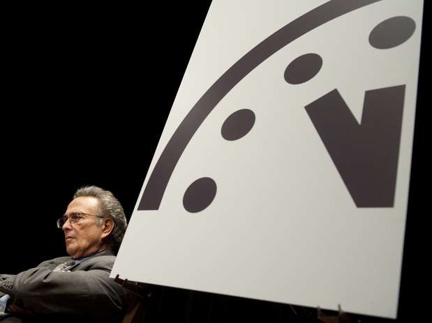 Robert Socolow, professor da Princeton University, anuncia a mudança nos ponteiros do Juízo Final, em Washington. Foto: AFP