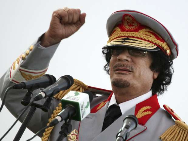 O ex-líder líbio Muammar Kadafi teve sua captura anunciada em Sirte nesta quinta-feira após mais de dois meses de mistério sobre o seu paradeiro. Em foto de junho de 2010, Kadafi fala no 40º aniversário de evacuação de base militar americana  Foto: AP